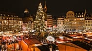 La gente pasea por un mercado navideño en Estrasburgo, al este de Francia, el miércoles 26 de noviembre de 2025. 