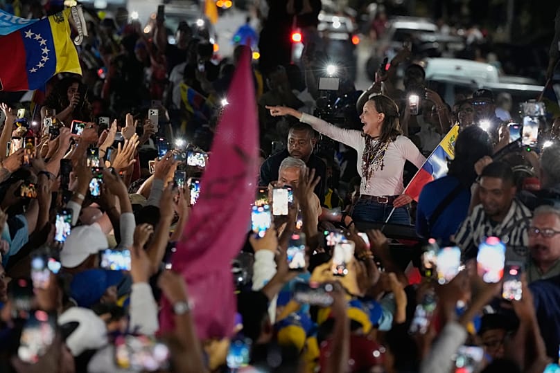 La líder de la oposición venezolana y Premio Nobel de la Paz, María Corina Machado, llega a Caracas, el domingo 25 de octubre de 2026.