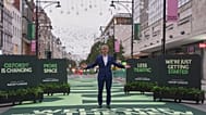 London polgármestere, Sadiq Khan a sajtónak pózol az Oxford Streeten, amelyet Londonban gépjárműmentessé és gyalogosövezetté alakítanak.
