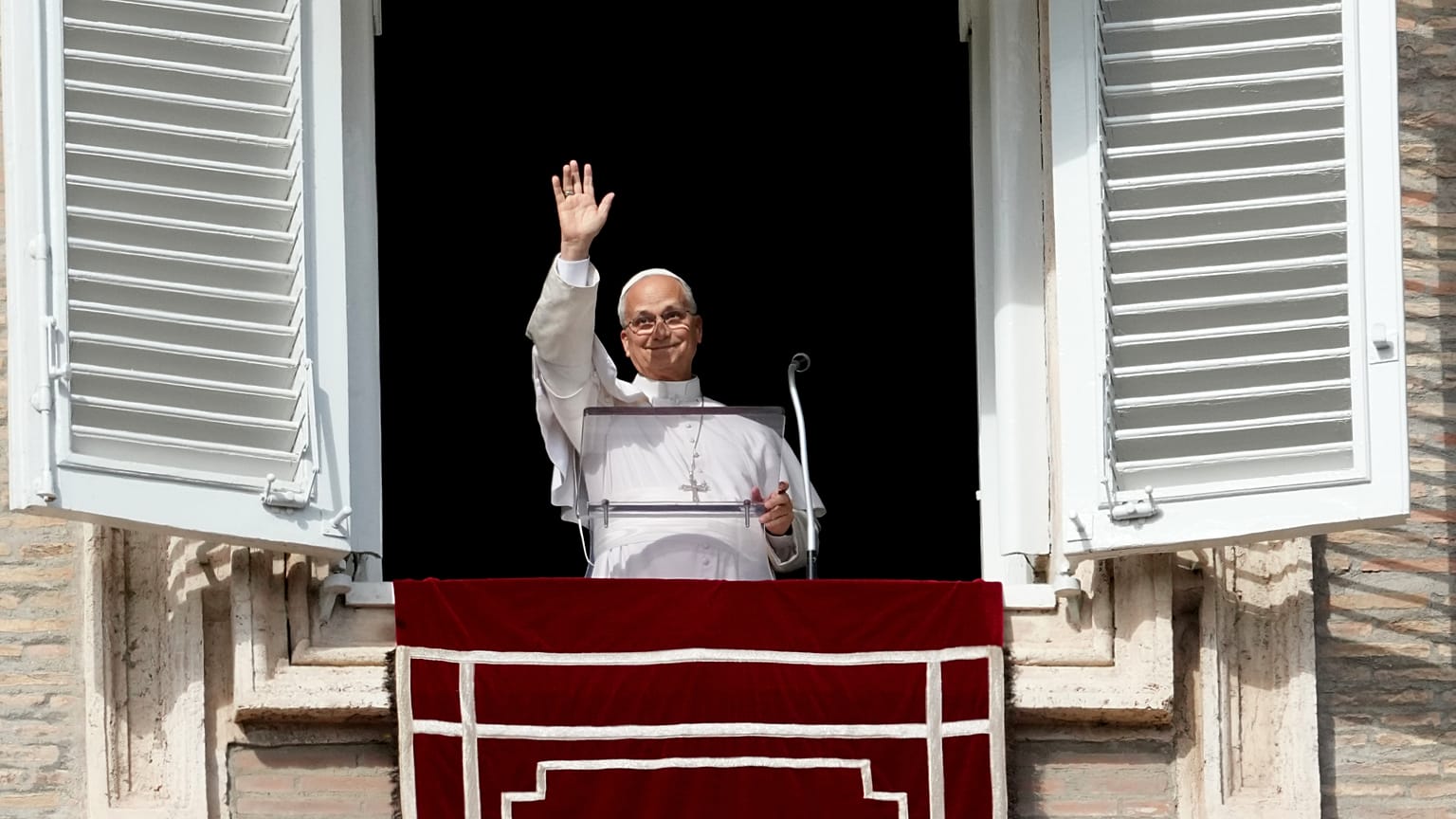 El papa León XIV dirige la oración del Ángelus del mediodía en la Plaza de San Pedro, en el Vaticano, el domingo 25 de octubre de 2026. 