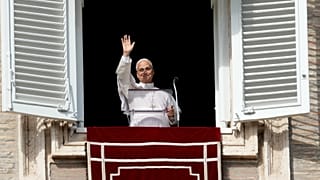 El papa León XIV dirige la oración del Ángelus del mediodía en la Plaza de San Pedro, en el Vaticano, el domingo 25 de octubre de 2026. 