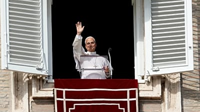 Le pape Léon XIV récite la prière de l'Angélus de midi sur la place Saint-Pierre, au Vatican, dimanche 25 octobre 2026.