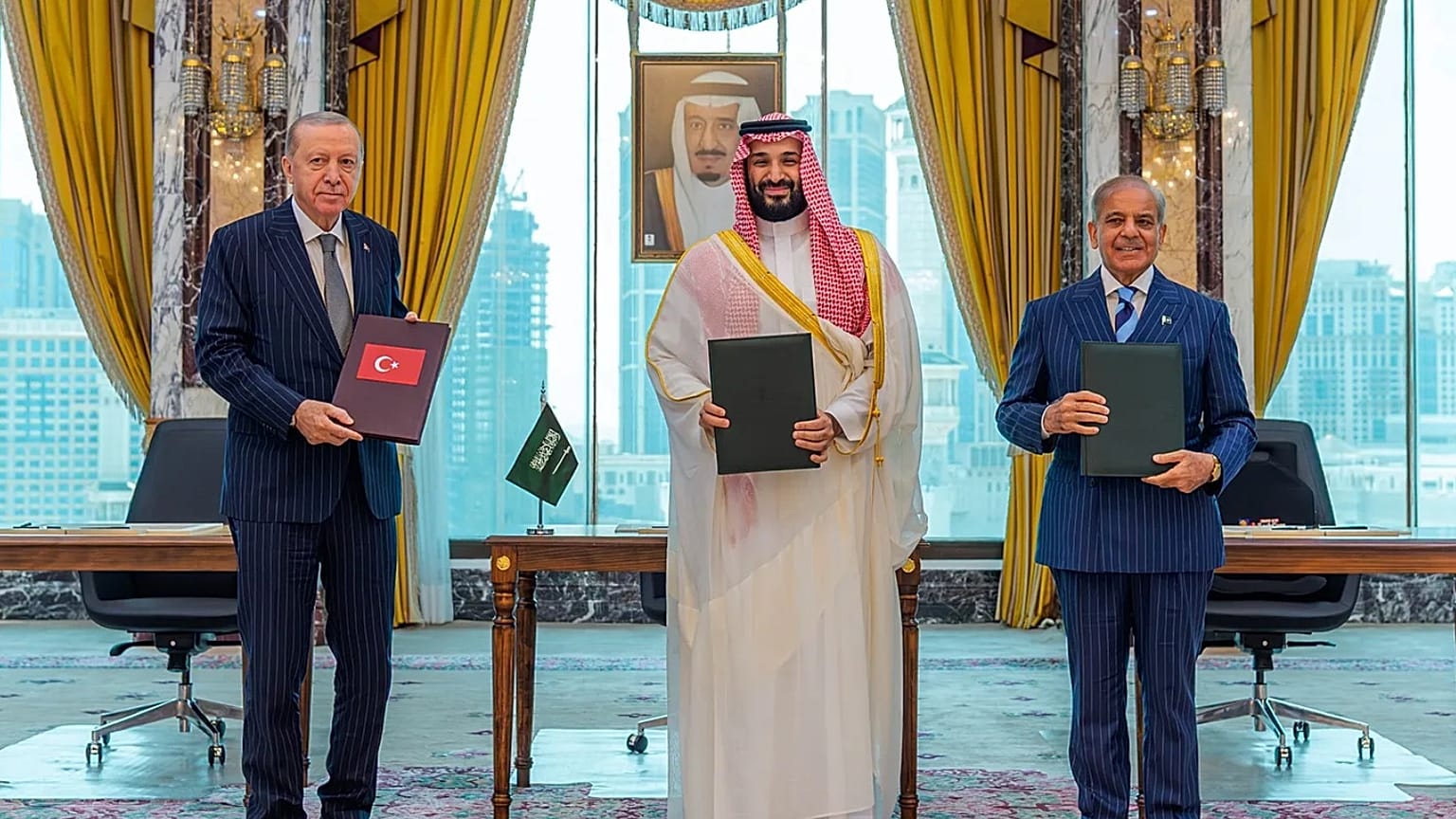 Soldan sağa, Recep Tayyip Erdoğan, Muhammed bin Selman ve Şahbaz Şerif, Mekke’de üçlü savunma anlaşması sonrası poz veriyor.