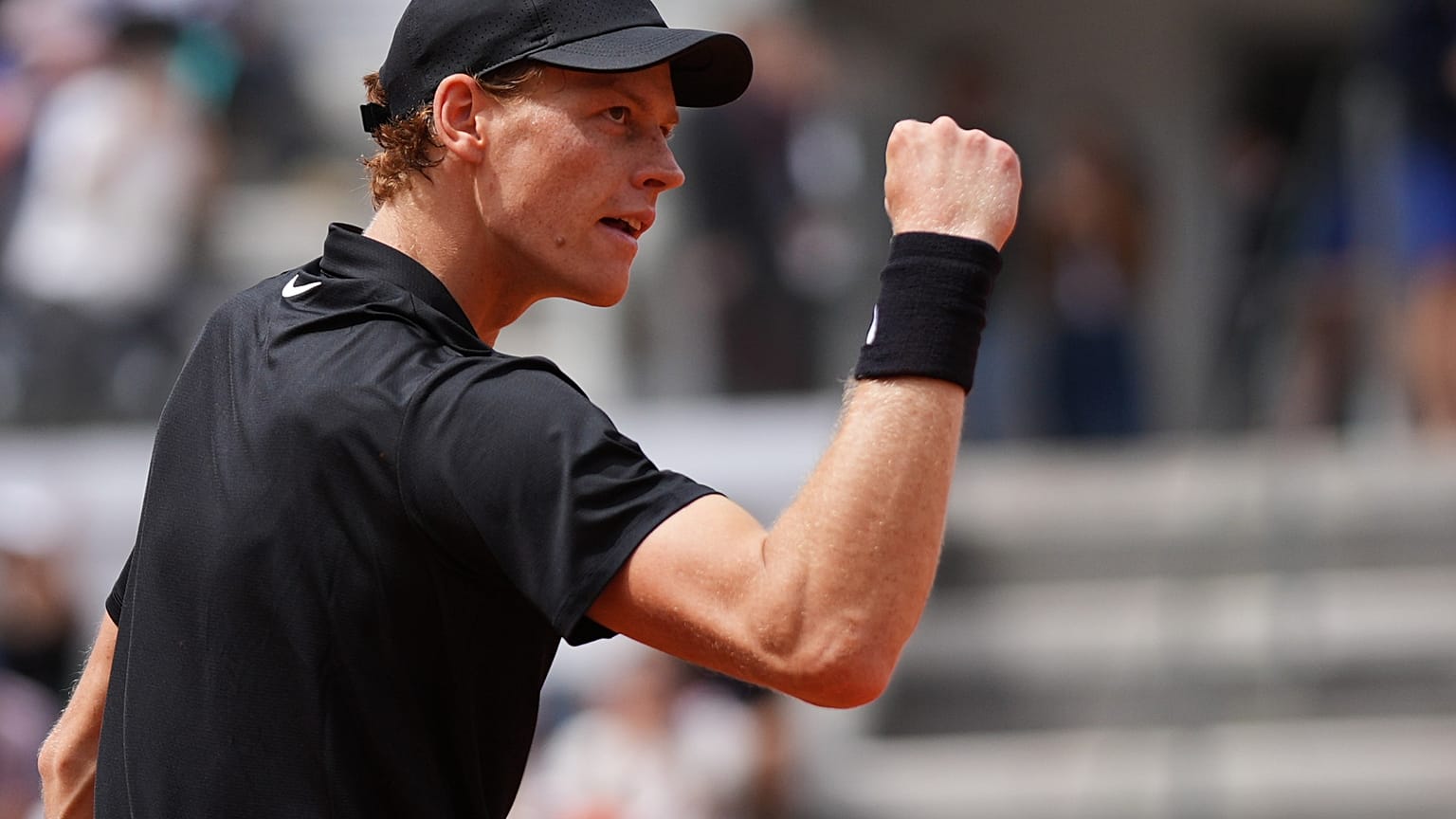 Jannik Sinner reagisce dopo aver battuto Andrey Rublev 6-2, 6-4, durante la partita del torneo di tennis Italian Open a Roma, giovedì 14 maggio 2026