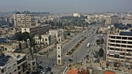 تقف ساعة حماة في أحد شوارع مدينة حماة بسوريا، يوم السبت، 4 يناير/كانون الثاني 2025. (صورة من أسوشيتد برس/غيث السيد)
