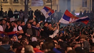 Ünneplő tömeg Belgrád utcáin 2026. október 25-én este