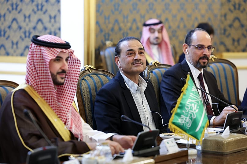 وزير الدفاع السعودي خالد بن سلمان، وقائد الجيش الباكستاني عاصم منير، ورئيس الاستخبارات التركية إبراهيم قالن، خلال اجتماع في طهران، 26 أكتوبر 2026.
