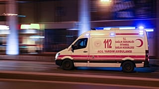 Antalya'nın Kepez ilçesinde bir inşaat alanında meydana gelen hortum, iki işçi konteynerini parçaladı, kule vinci devirdi.
