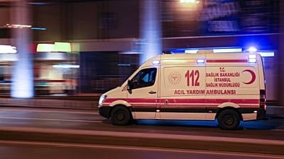 Antalya'nın Kepez ilçesinde bir inşaat alanında meydana gelen hortum, iki işçi konteynerini parçaladı, kule vinci devirdi.