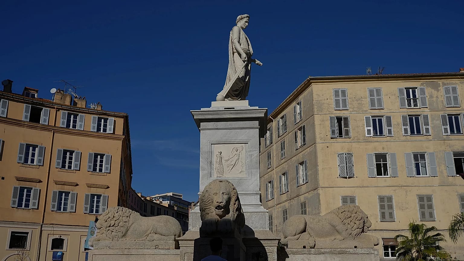 Una statua di Napoleone svetta in piazza Foch ad Ajaccio, in Corsica, lunedì 16 dicembre 2024