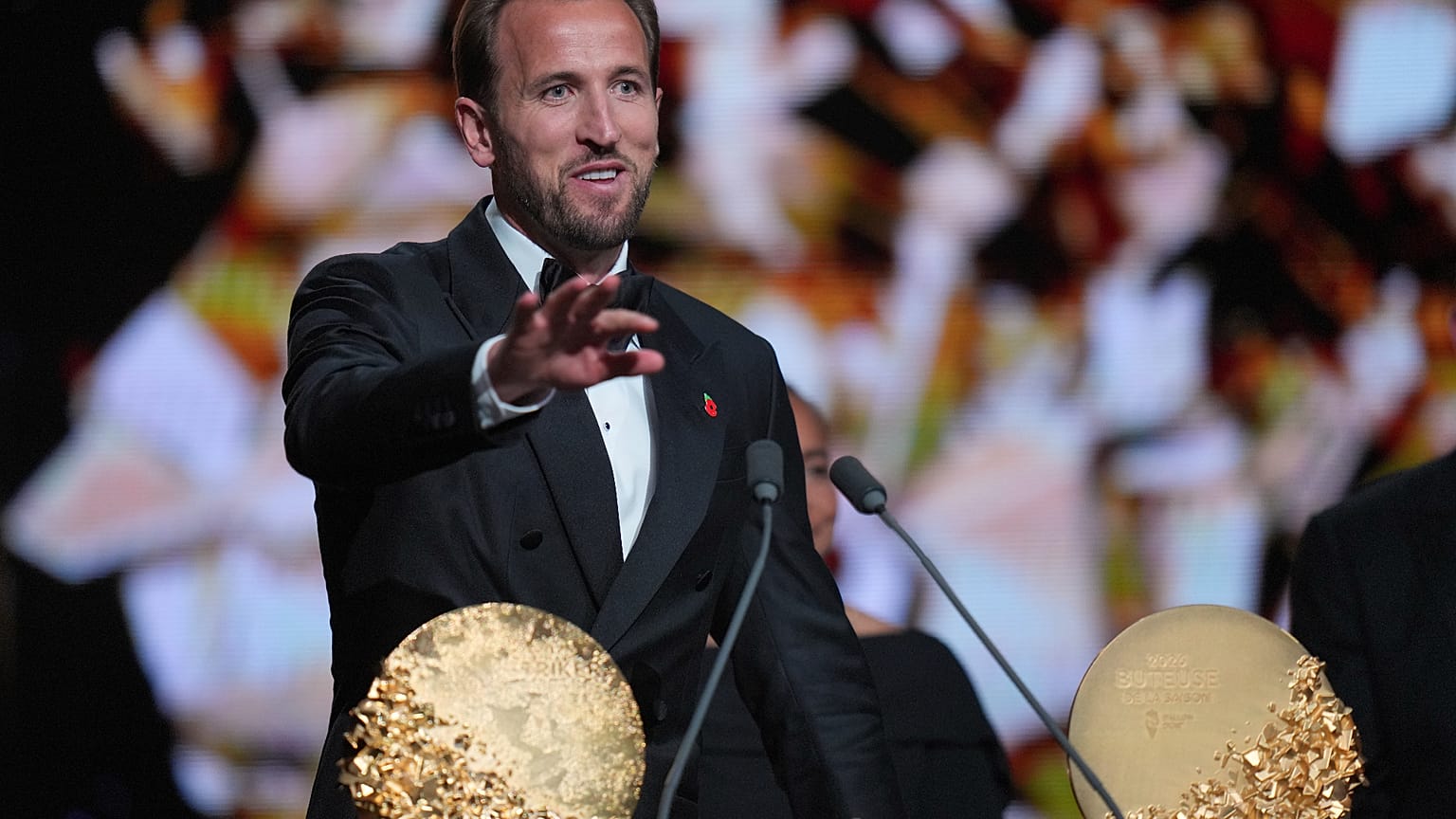  Der englische Fußballspieler Harry Kane gewinnt die Trophäe als Stürmer des Jahres bei der Ballon-d’Or-Verleihung.
