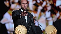 Der englische Fußballspieler Harry Kane gewinnt die Trophäe als Stürmer des Jahres bei der Ballon-d’Or-Verleihung.