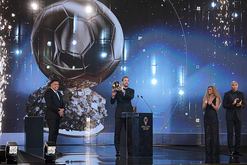 Der englische Fußballspieler Harry Kane gewinnt die Auszeichnung als Spieler des Jahres während der Ballon d'Or-Zeremonie im London Palladium Theatre in London.