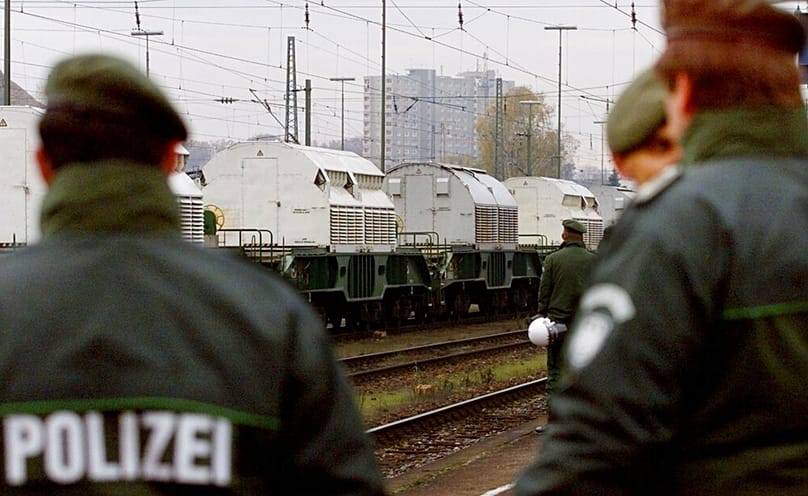 Polizisten überwachen Transport von Castor-Behältern mit Abfall aus deutschen AKWs