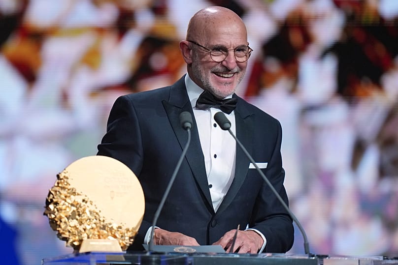 El seleccionador español, Luis de la Fuente, en el momento de recibir el Balón de Oro como mejor entrenador del año, en Londres, el 27 de octubre de 2026.