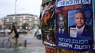 ملصق انتخابي يظهر نتنياهو ومنافسه غادي آيزنكوت في تل أبيب، 26 أكتوبر/تشرين الأول 2026.