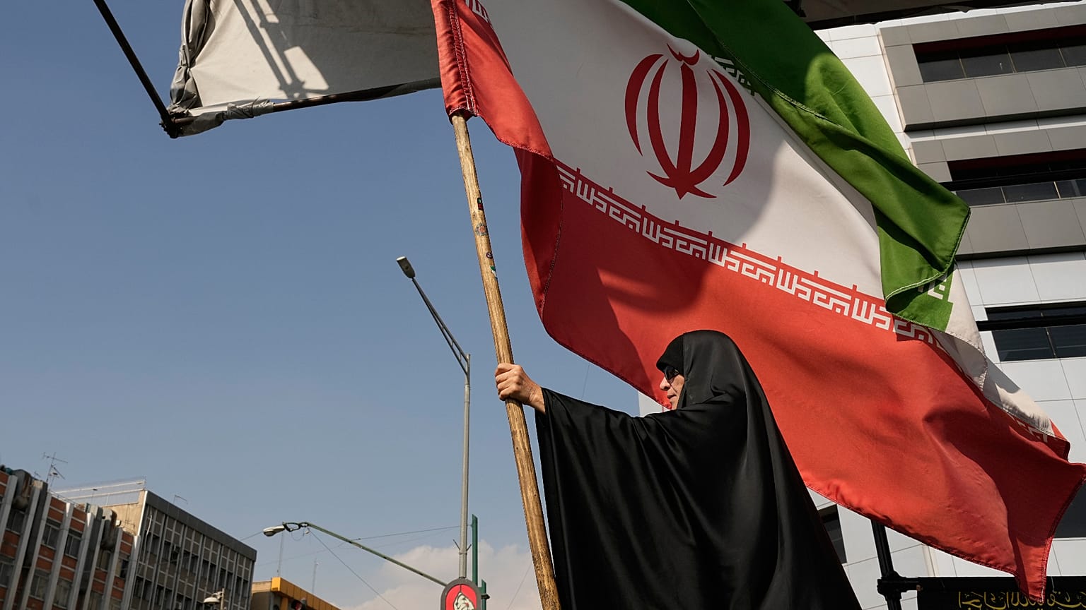 امرأة تحمل العلم الإيراني كجزء من حملة مؤيدة للحكومة في وسط مدينة طهران، إيران، الاثنين، 26 أكتوبر، 2026. (صورة AP / وحيد سالمي)
