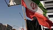 امرأة تحمل العلم الإيراني كجزء من حملة مؤيدة للحكومة في وسط مدينة طهران، إيران، الاثنين، 26 أكتوبر، 2026. (صورة AP / وحيد سالمي)