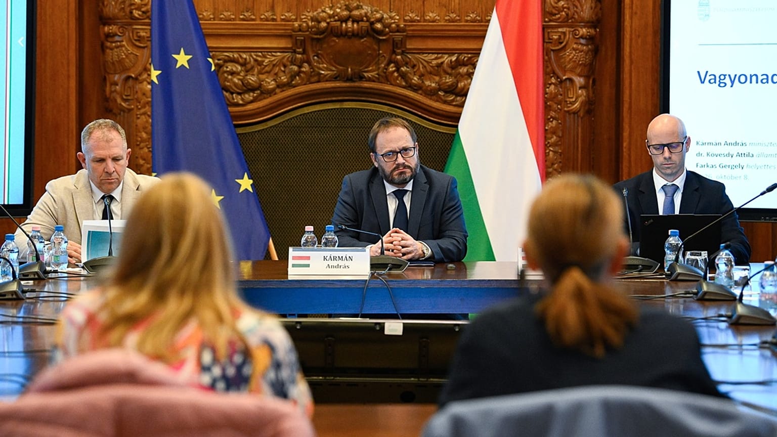 Elemzői háttérbeszélgetés a Pénzügyminisztériumban Kármán András pénzügyminiszter (középen) részvételével 2026. október 8-án