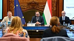 Elemzői háttérbeszélgetés a Pénzügyminisztériumban Kármán András pénzügyminiszter (középen) részvételével 2026. október 8-án