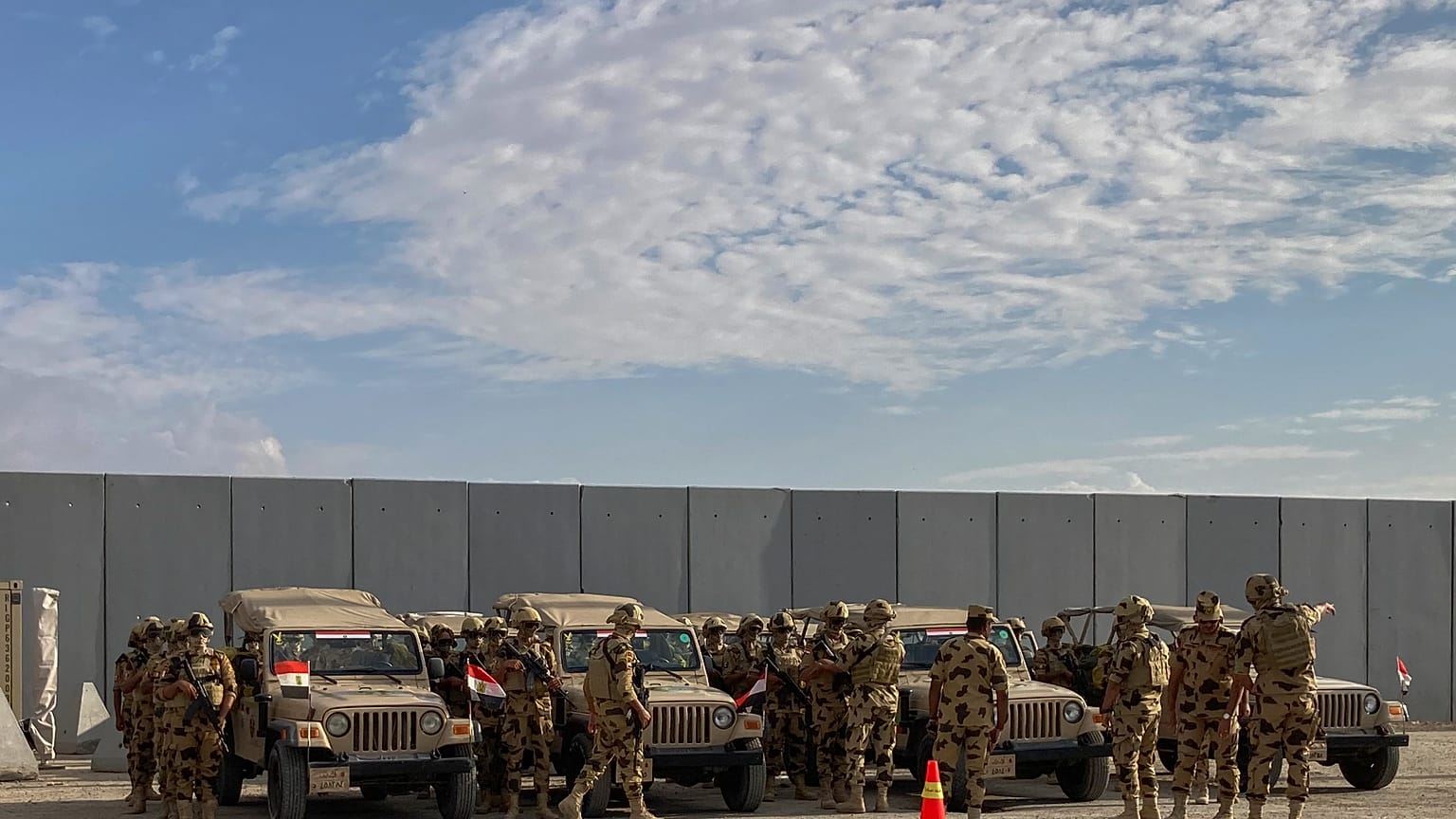 أفراد عسكريون يقفون في حالة تأهب عند معبر رفح الحدودي بين مصر وقطاع غزة، في رفح، مصر