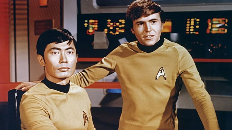 George Takei (a sinistra) e Walter Koenig (a destra) sul set di Star Trek