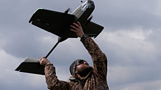 Un soldato della scuola Yatagan per sistemi aerei senza pilota lancia un drone durante un'esercitazione nella regione di Kiev, in Ucraina