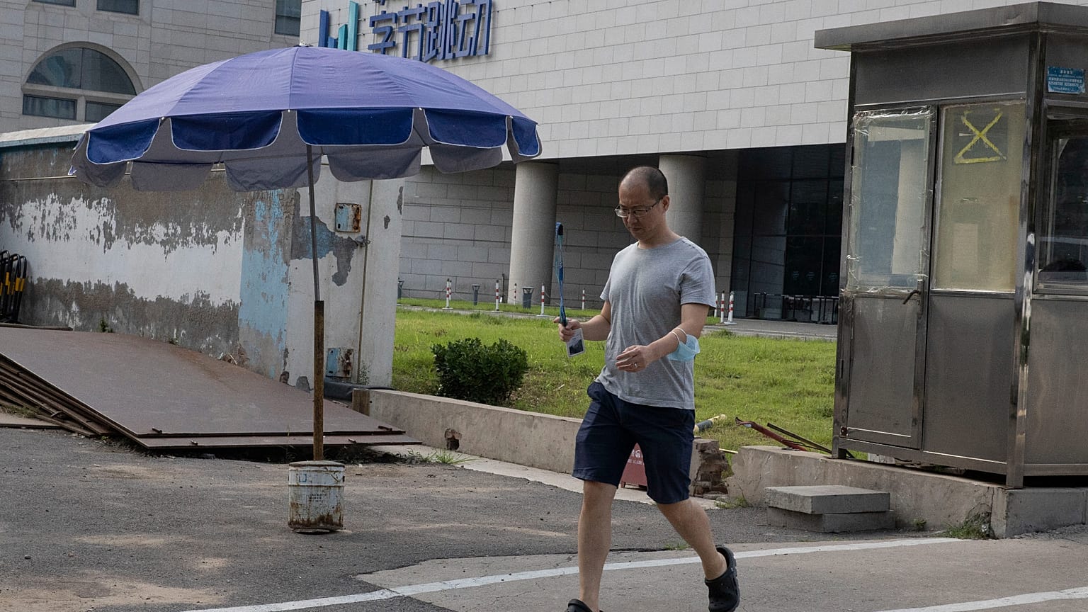 Archív felvétel - Egy férfi sétál a ByteDance pekingi központi épülete előtt, Kínában, 2020. augusztus 7., péntek.