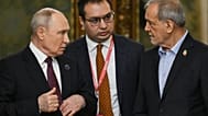 Президент России Владимир Путин (слева) и президент Ирана Масуд Пезешкиан (справа) на полях Форума стран-экспортёров газа (GECF) в Москве, вторник, 27 октября 2026 года. 