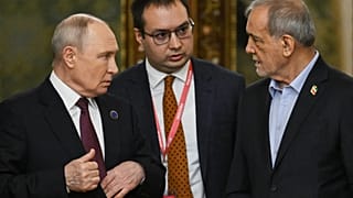 Президент России Владимир Путин (слева) и президент Ирана Масуд Пезешкиан (справа) на полях Форума стран-экспортёров газа (GECF) в Москве, вторник, 27 октября 2026 года. 