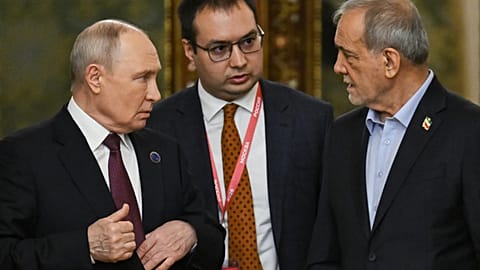 I presidenti di Russia Vladimir Putin (a sinistra) e dell'Iran Masud Pezeshkian (a destra) a margine del Forum GECF a Mosca, martedì 27 ottobre 2026.