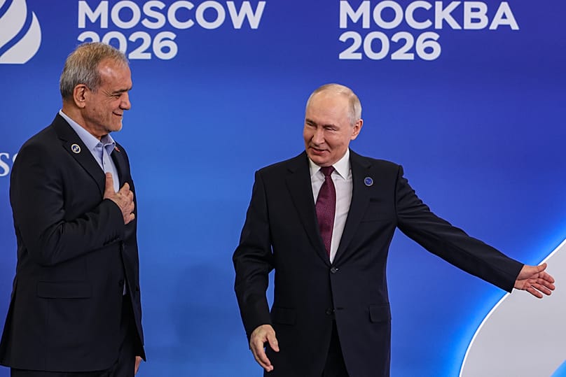 Президент России Владимир Путин приветствует президента Ирана Масуда Пезешкиана перед началом саммита Форума стран-экспортёров газа (GECF) в Москве, 27 октября 2026 года