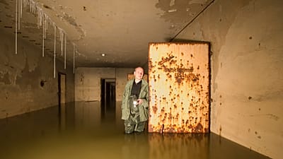Dietmar Arnold vom Verein  Berliner Unterwelten e.V. im Bunker von Hitlers Reichskanzlei