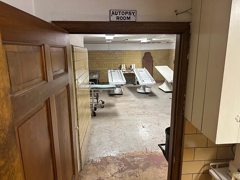 Entrada a la sala de autopsias de Mortuary Manor, en Toledo (Ohio)