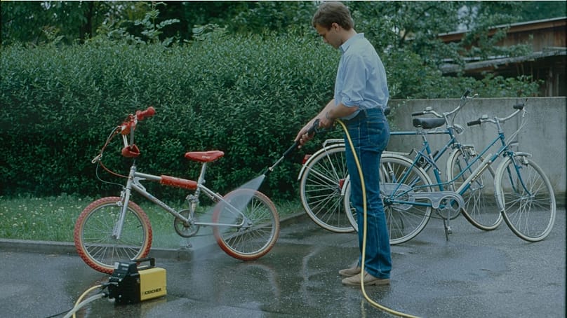 1984 stellt Kärcher den weltweit ersten tragbaren Hochdruckreiniger für Privathaushalte vor. Motto „Mit Hochdruck reinigen – wie die Profis“. Das erste Produkt in Baumärkten