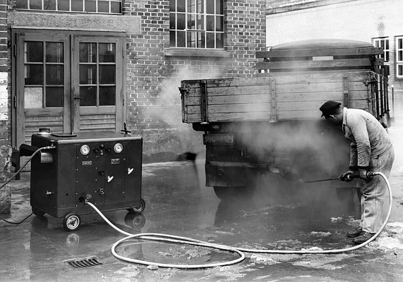 1950 entwickelt Alfred Kärcher den ersten europäischen Heisswasser-Hochdruckreinigers (Dampfstrahler „DS 350“)