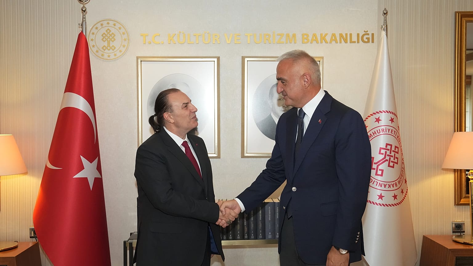 Soldan sağa: Devlet Opera ve Balesi Genel Müdürü Can Atilla ve Kültür ve Turizm Bakanı Mehmet Nuri Ersoy