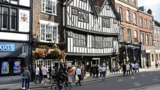 Il Golden Fleece è il pub più infestato di una città già di per sé piena di fantasmi e offre camere per gli ospiti prenotabili.