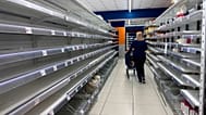 Μία γυναίκα περνά μπροστά από άδεια ράφια σούπερ μάρκετ, μετά την απεργία των οδηγών φορτηγών που σταμάτησε τη μεταφορά τροφίμων στη νότια Ιταλία, Οκτώβριος 2026