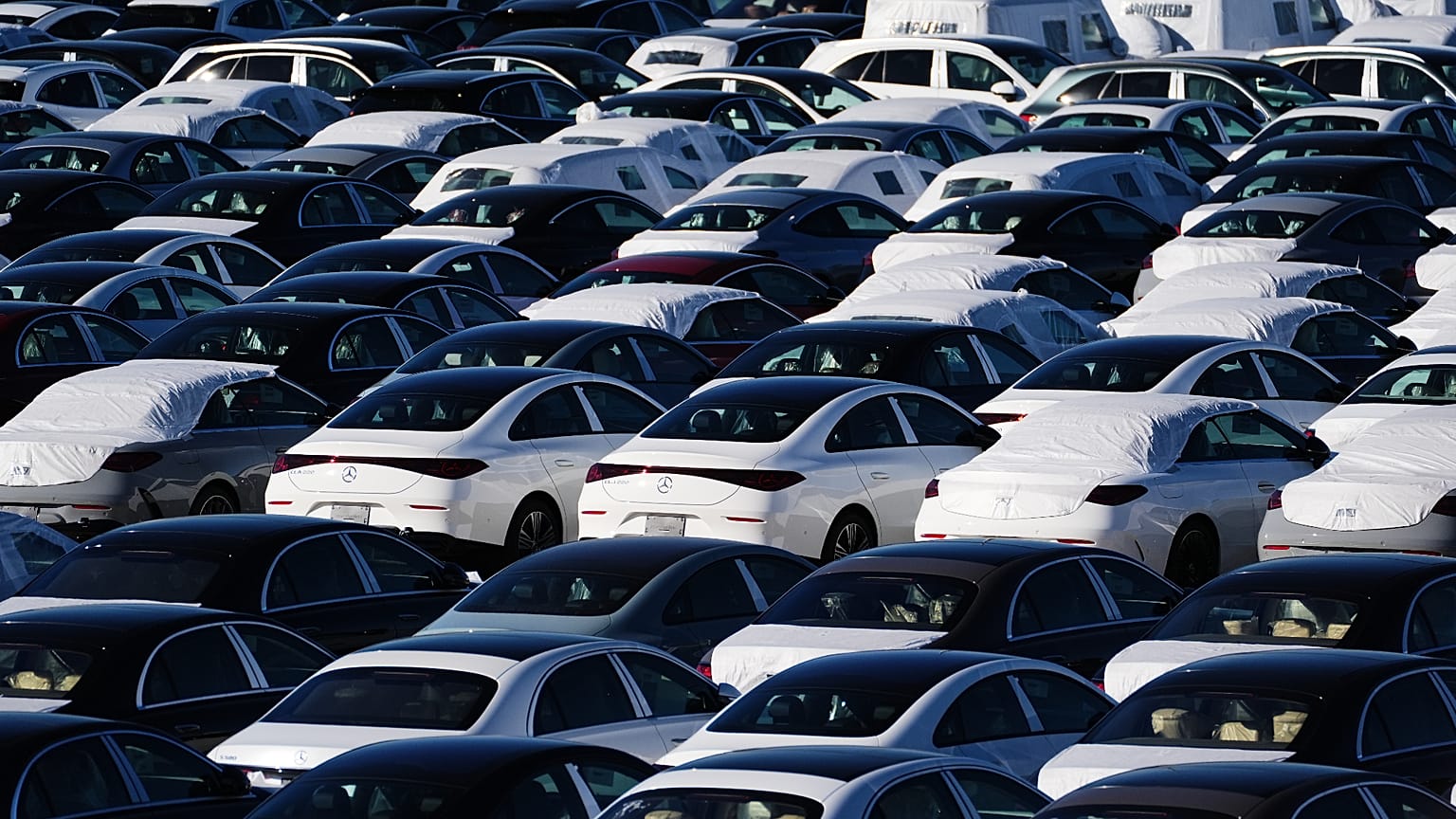 Mercedes-Benz-Fahrzeuge im Vehicle Preparation Center des Hafens von Baltimore, wo Importautos vor der Auslieferung an Händler vorbereitet werden, am 26. Oktober 2026.