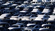 Vehículos Mercedes-Benz en el centro de preparación del puerto de Baltimore, donde se gestionan coches importados antes de su envío a concesionarios, 26 de octubre de 2026.