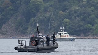 Unità di Frontex e della guardia costiera greca partecipano a un'operazione di ricerca e soccorso dopo il naufragio di un barcone di migranti al largo di Lesbo 3 aprile 2025
