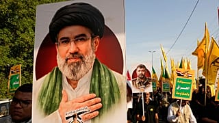 عراقيون يحملون صورة مجتبى خامنئي خلال احتفالات بانسحاب القوات الأميركية من العراق، بغداد، 30 سبتمبر 2026
