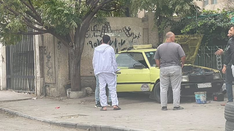 سيارات معطلة جراء البنزين المغشوش في إحدى ورشات الصيانة بدمشق