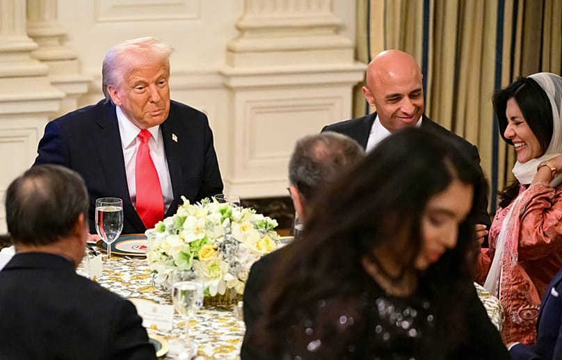 الرئيس الأمريكي دونالد ترامب إلى جانب السفيرة السعودية لدى واشنطن، الأميرة ريما بنت بندر آل سعود، خلال مأدبة إفطار في البيت الأبيض، 27 مارس 2025.