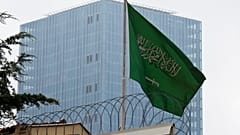 علم المملكة العربية السعودية يرفرف على سطح القنصلية السعودية في إسطنبول