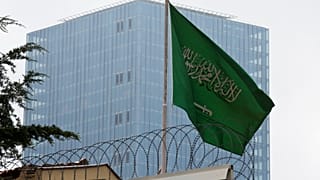 علم المملكة العربية السعودية يرفرف على سطح القنصلية السعودية في إسطنبول