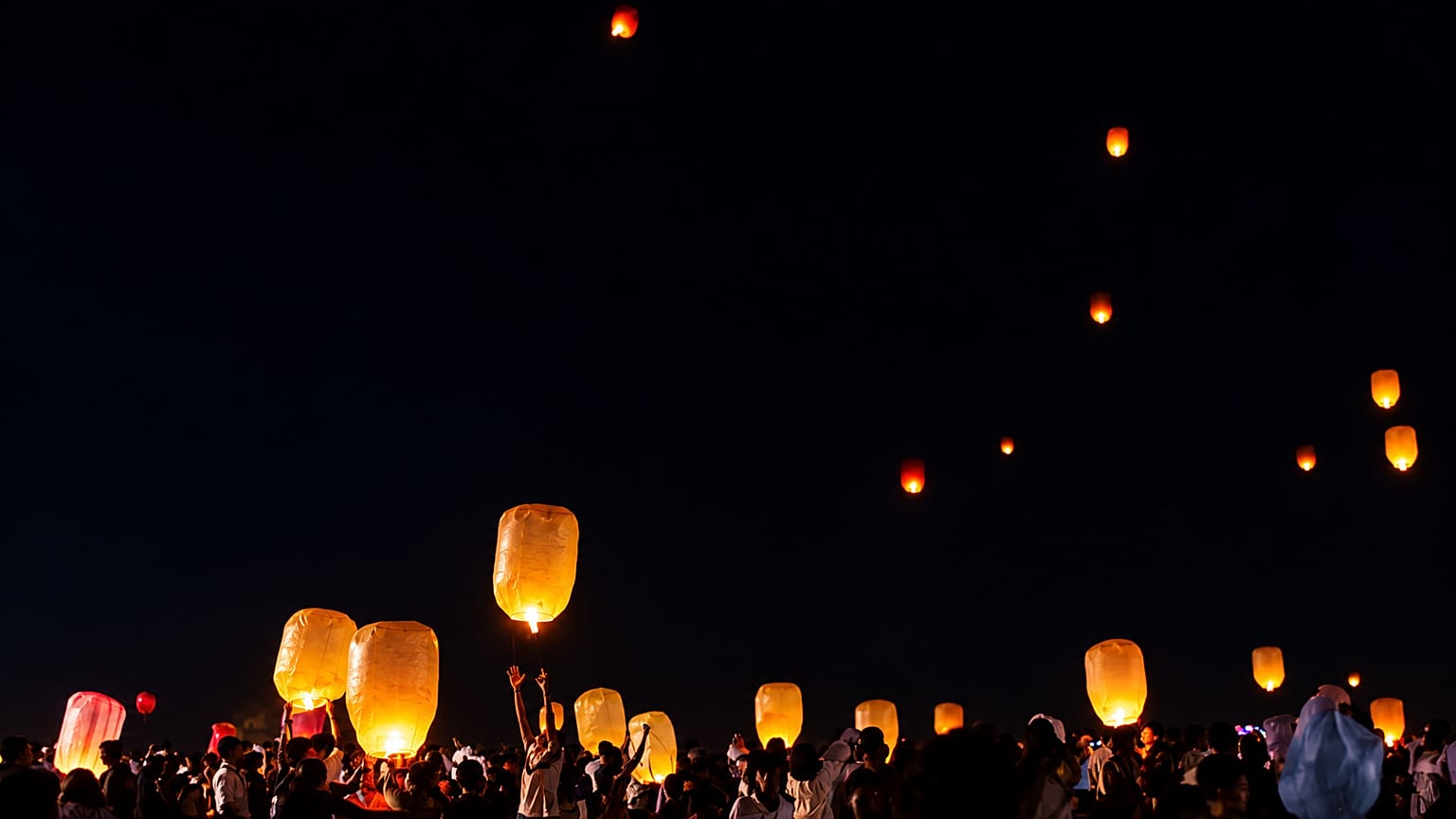 Menschen lassen während des Thadingyut-Fests in Bagan Himmelslaternen nahe historischer Pagoden aufsteigen.
