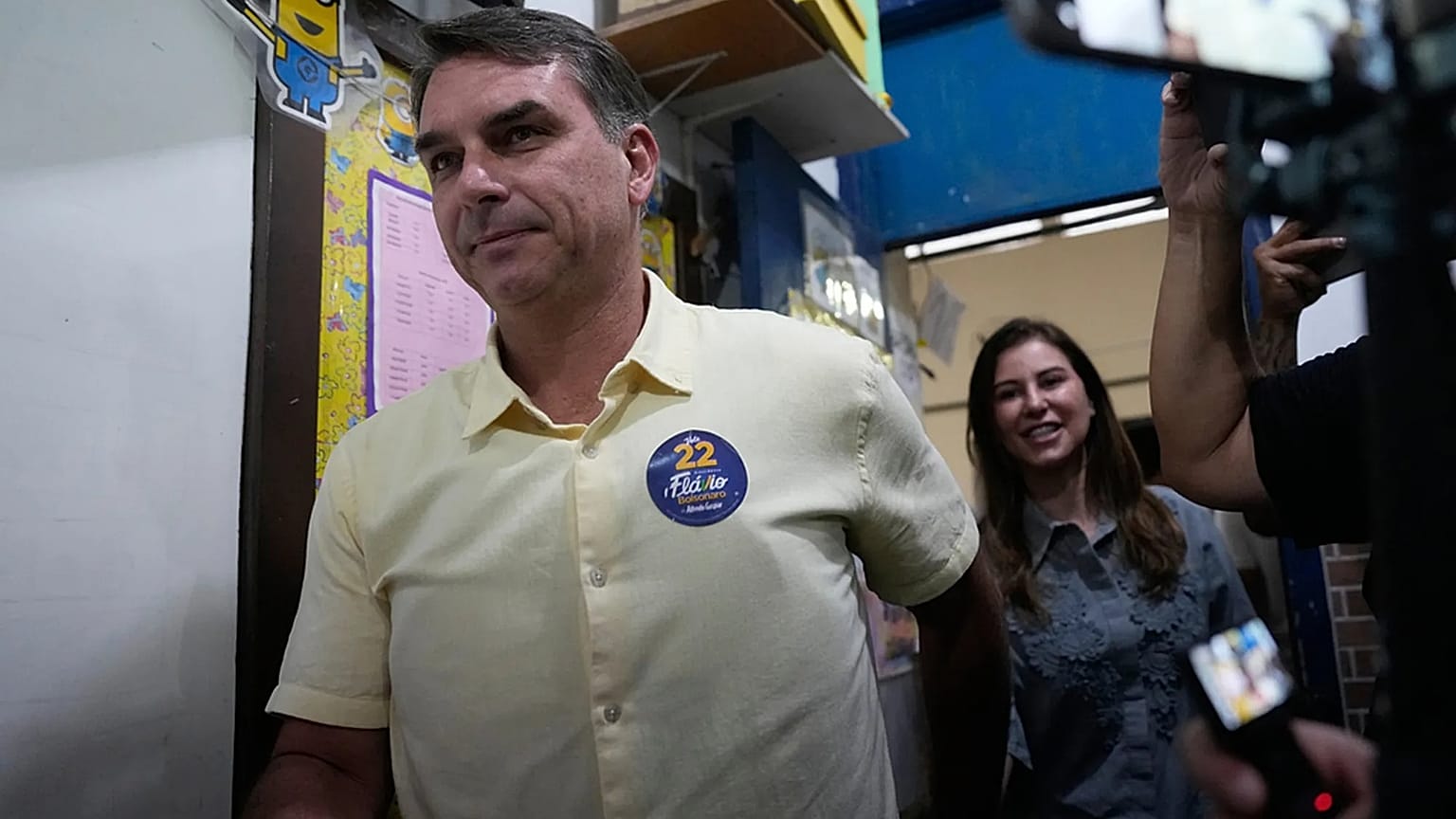 Flávio Bolsonaro sur son lieu de vote lors du second tour de la présidentielle au Brésil, à Rio de Janeiro, le 25 octobre 2026