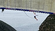 Thomas van Tonder traverse à la force des bras le pont de Bloukrans en enchaînant 600 barres de singe.